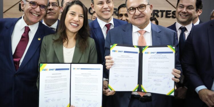 Após anúncio de retomada da Transnordestina, governadora Raquel Lyra e ministro dos Transportes, George Santoro, garantem R$ 473 milhões em obras de infraestrutura
