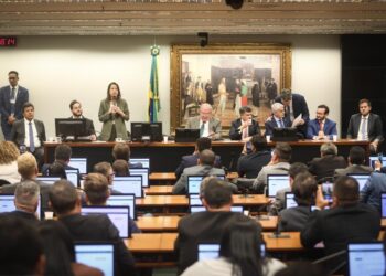 Em encontro com prefeitos e a bancada federal em Brasília, governadora Raquel Lyra destaca parceria com municípios