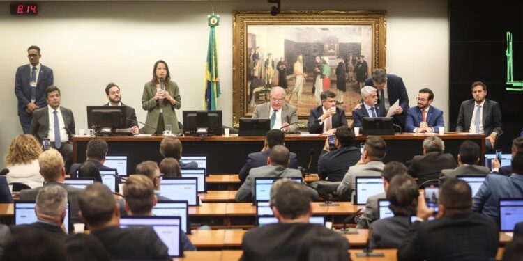 Em encontro com prefeitos e a bancada federal em Brasília, governadora Raquel Lyra destaca parceria com municípios
