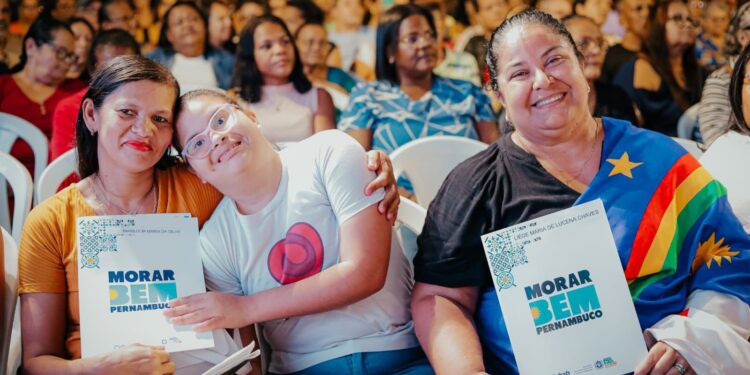 Em Jaboatão dos Guararapes, governadora Raquel Lyra entrega 183 títulos de propriedade e visita novo Centro de Referência da Mulher