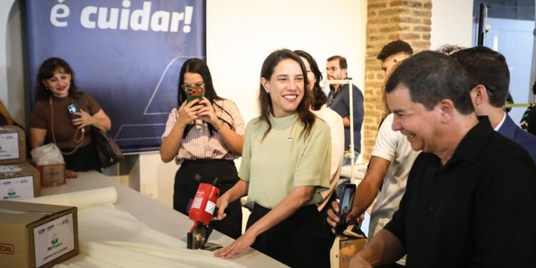 Com foco no fortalecimento da cadeia têxtil de Pernambuco, governadora Raquel Lyra entrega equipamentos para laboratórios de capacitação em dez municípios