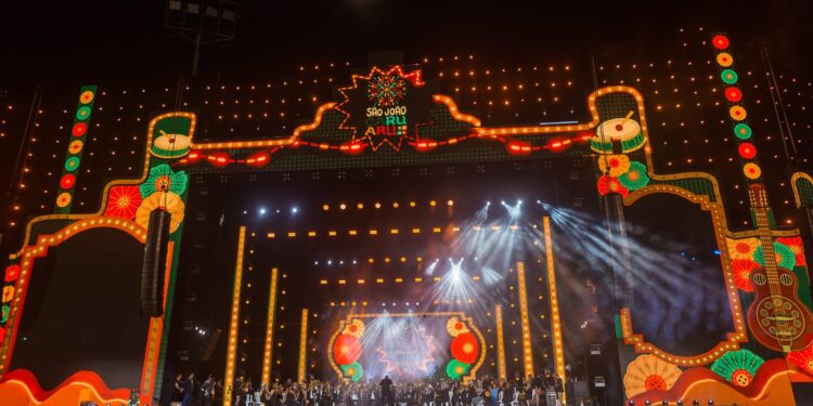 Caruaru recebe multidão no pátio de eventos para a abertura do maior e melhor São João de todos os tempos
