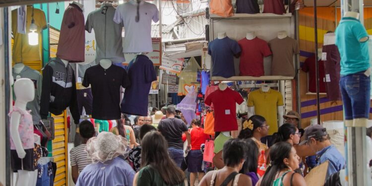 Festa de São João contribui para a Feira da Moda reunir mais de 100 mil pessoas na primeira feira do mês em Caruaru