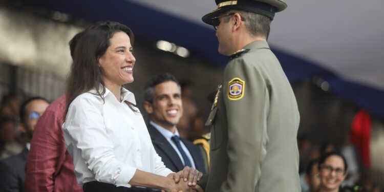 Governadora Raquel Lyra comanda formatura e entrega 182 novos oficiais da PMPE para reforçar segurança pública de Pernambuco