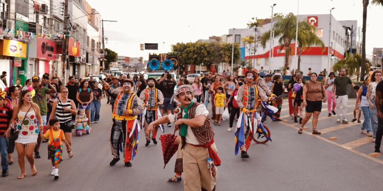Trupe Pernambuco Meu País leva cortejo cultural às ruas de Bezerros nesta quinta-feira (13)