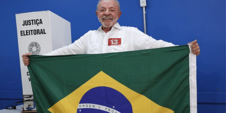 Em virada histórica, Lula derrota Flávio e chega ao quarto mandato como presidente do Brasil